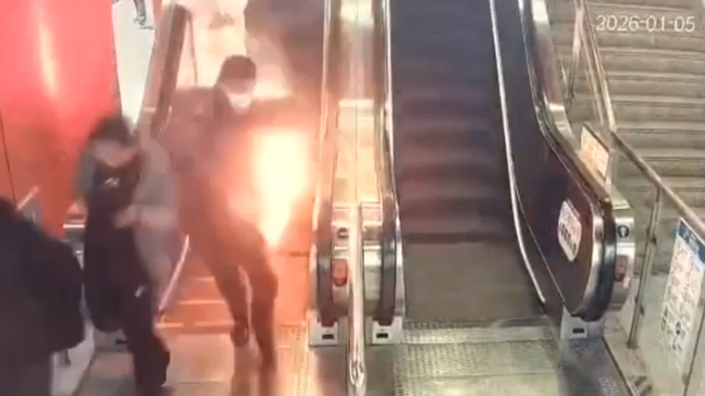 Carregador portátil explode no bolso de passageiro e causa incêndio em metrô da China