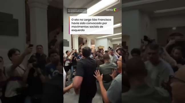 Empurra-empurra e agressões: ato da esquerda pelo 8/1 tem confusão com bolsonaristas na USP #shorts