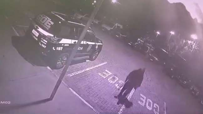 Vídeo mostra ação de homem que invadiu pátio de delegacia e furtou viatura da polícia em SP