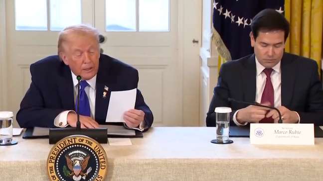 Rubio passa bilhete para Trump e presidente lê em voz alta durante coletiva na Casa Branca