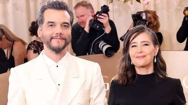 Wagner Moura posa ao lado da esposa no tapete vermelho do Globo de Ouro