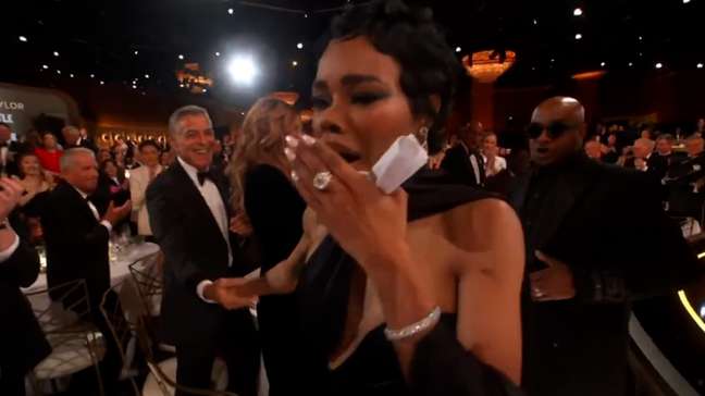 Atriz se assusta e pula para trás ao ser anunciada como vencedora do Globo de Ouro