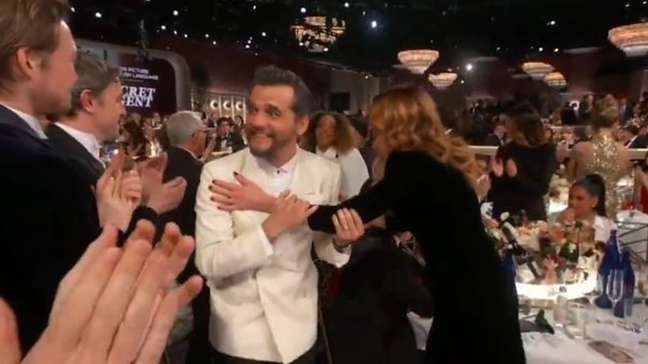 Veja o cumprimento de Julia Roberts a Wagner Moura após ‘O Agente Secreto’ vencer o Globo de Ouro