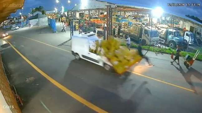 Homem é atropelado enquanto empurrava carrinho com frutas em Curitiba (PR)