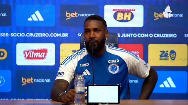 Gerson chora ao defender o pai de críticas em apresentação no Cruzeiro: ‘Juntos até o final’