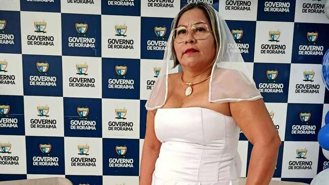 Mulher que usou vestido de noiva em posse de concurso diz que realizou sonho