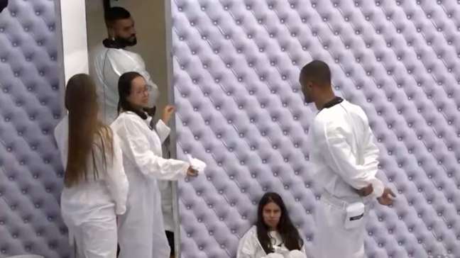 BBB26: Participantes notam parede do banheiro do Quarto Branco suja de fezes