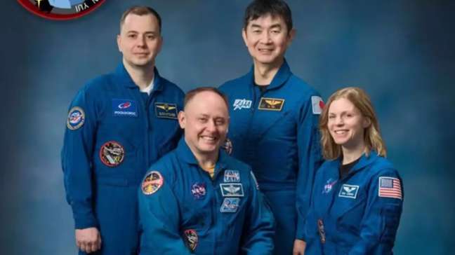 Tripulação da NASA retorna à Terra após pouso antecipado por motivos médicos