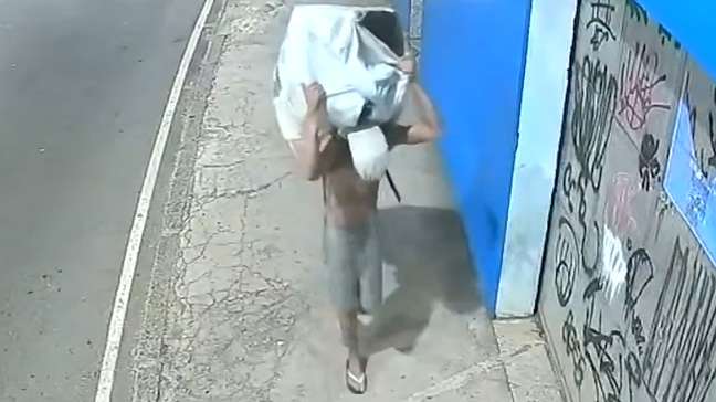 Vídeo flagra bandido levando ar-condicionado após furto em academia no RJ