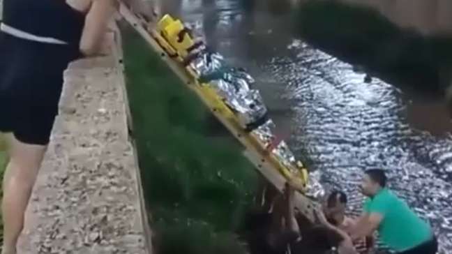 Homem cai de ponte de cinco metros ao tentar tirar selfie e é resgatado em Minas Gerais
