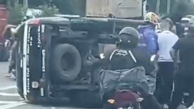 Viatura da Polícia Civil capota na marginal de SP após bater em mureta