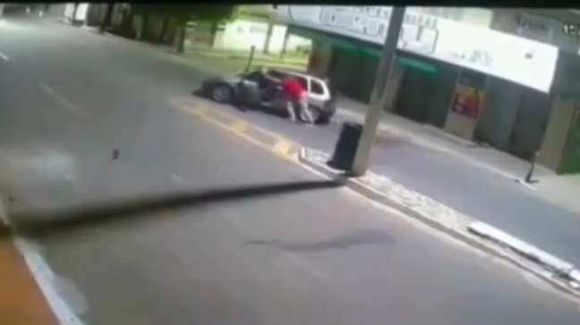 Criminosos tentam furtar carro e descobrem que veículo está sem gasolina no interior do CE