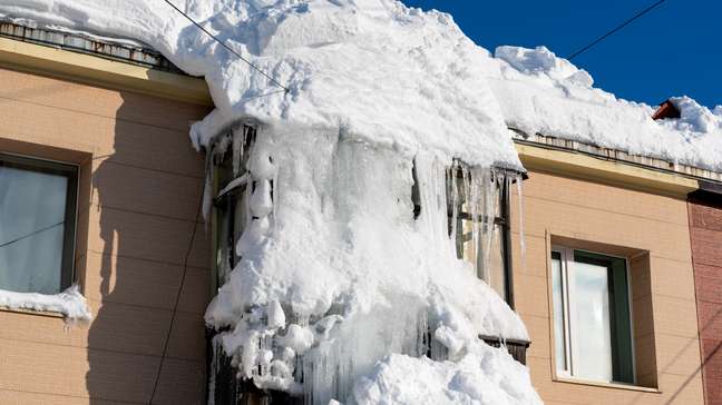 Nevasca histórica encobre prédios em Kamchatka, na Rússia