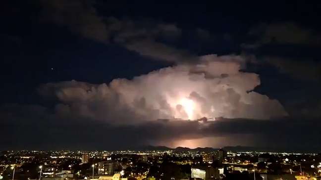 Vídeo mostra tempestade no litoral do Paraná observada de Curitiba