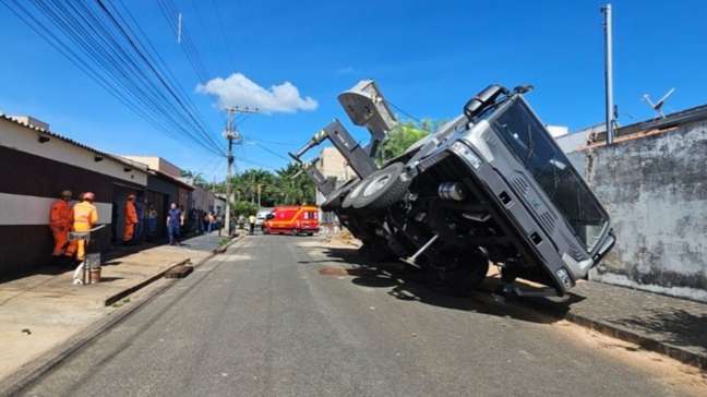 Guindaste tomba sobre casas ao tentar içar piscina em Minas Gerais