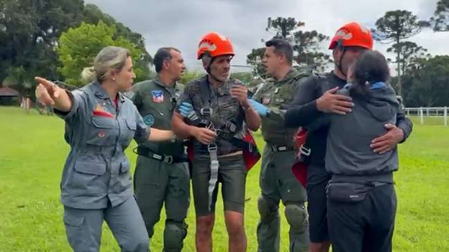 Vídeo mostra ciclistas encontrados vivos em reencontro com familiares após seis dias