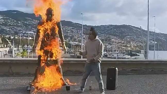 Estátua de Cristiano Ronaldo é incendiada em Portugal: ‘Este é o último aviso de Deus’