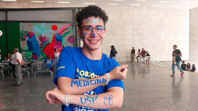 Aprovado em Medicina na USP dedica vaga à mãe que faleceu: 'Jurei para ela que me formaria'