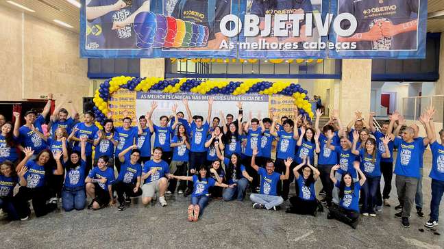 Com rostos pintados, estudantes celebram aprovação na USP: 'Sonho se tornando realidade'