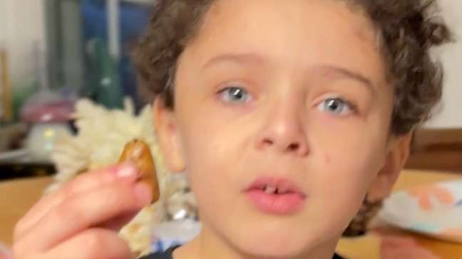 Brasileira faz coração de galinha na Pensilvânia e o filho fica indignado