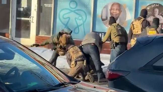 Homem é morto a tiros por agente federal de imigração nos EUA