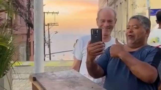 Ney Matogrosso posa para foto com fã e é confundido com Caetano Veloso: ‘Opa!’