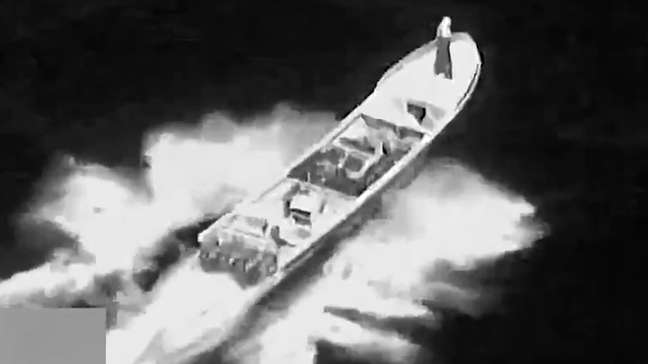 EUA bombardeiam embarcação no Pacífico e deixa dois mortos