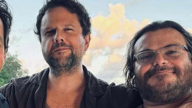 Selton Mello e Jack Black aparecem cantando em backstage de 'Anaconda' e divertem a web