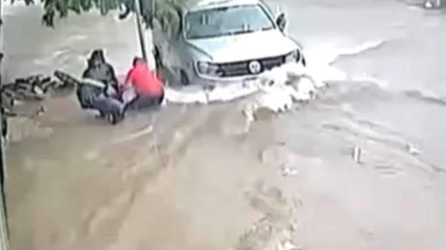 Vídeo mostra momento em que idoso é arrastado por enxurrada e morre em São Paulo