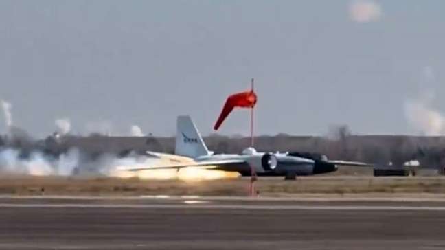Avião da Nasa faz pouso 'de barriga' após falha mecânica