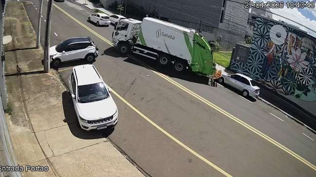 Caminhão de lixo perde controle e atinge cinco carros em rua no interior de SP
