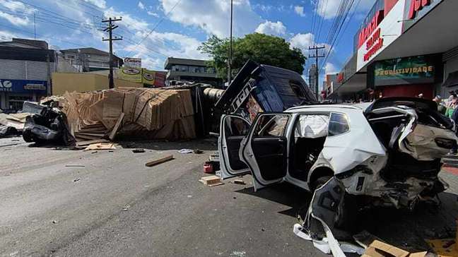 Carreta desgovernada atinge vários veículos e deixa feridos em Chapecó (SC)
