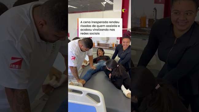 Aluna viraliza ao 'entregar tudo' de si em aula de contenção de paciente #shorts