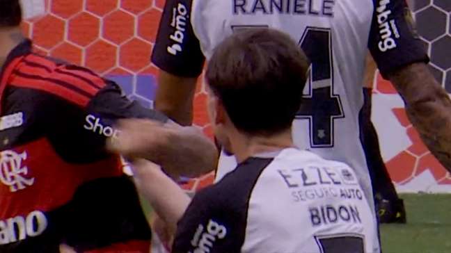 Carrascal merecia a expulsão? Veja análise do VAR sobre decisão polêmica em Flamengo x Corinthians