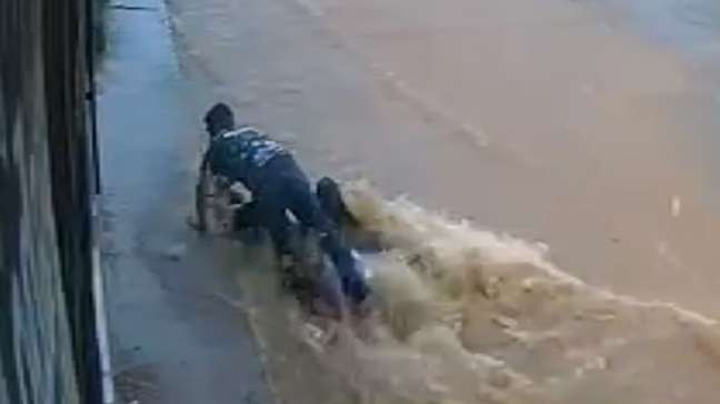 Homem se joga em enxurrada para salvar mãe e filha em Goiás