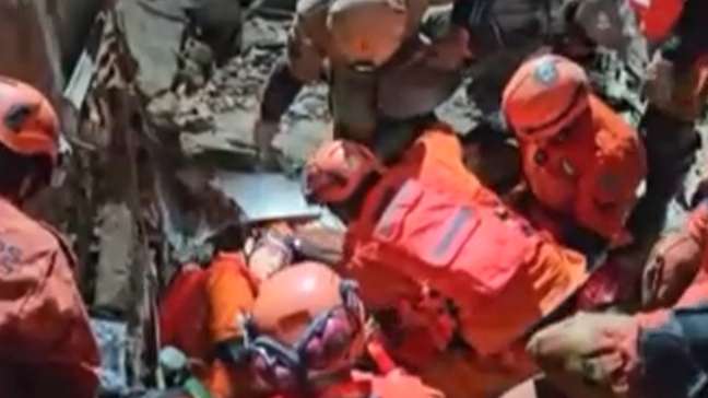 ‘Me tira daqui’: veja resgate de menina de 7 anos que perdeu a mãe em desabamento no RJ