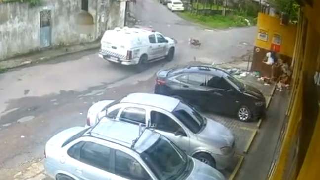 Viatura da PM atropela e mata duas cachorras em rua de Manaus