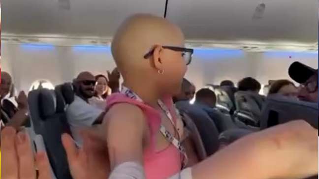 Menina de 8 anos recebe homenagem em voo para comemorar cura de câncer