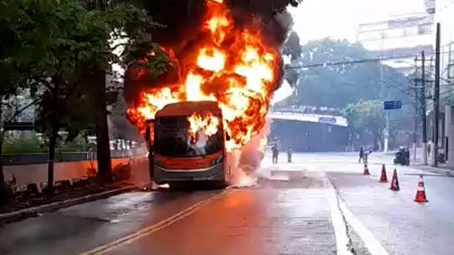 Ônibus pega fogo e afeta circulação de 20 linhas na zona oeste de São Paulo