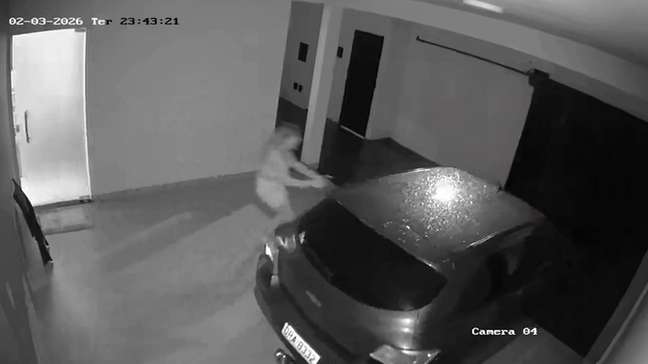 Carro liga sozinho, derruba portão e assusta moradora em Uberlândia