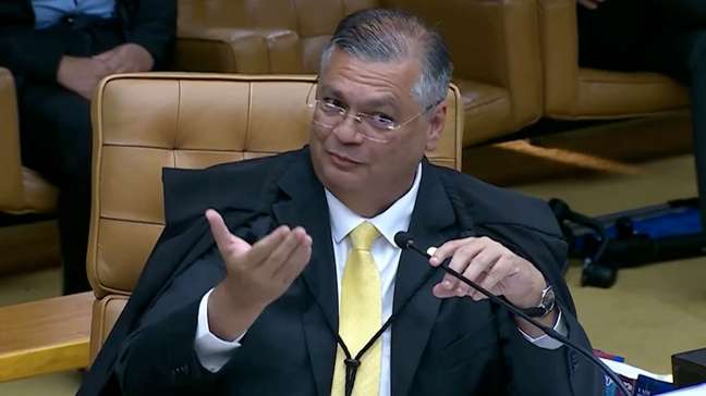 Dino determina que Três Poderes suspendam 'penduricalhos' ilegais no serviço público