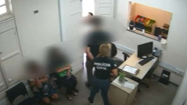 Homem é preso ao perseguir ex até delegacia enquanto ela registrava denúncia