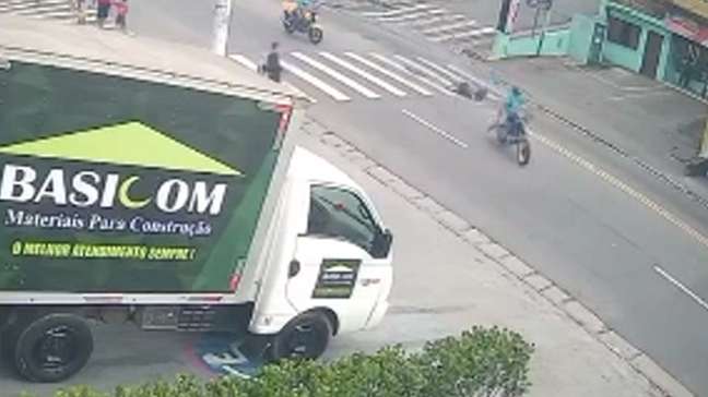 Homem dá ‘grau’ em moto, atropela idosa em faixa de pedestres e foge sem prestar socorro em SP