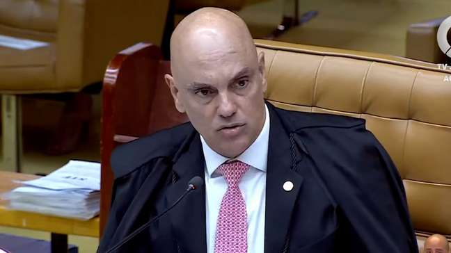 Moraes afirma que magistrados não podem julgar processos que tenham advogado da família
