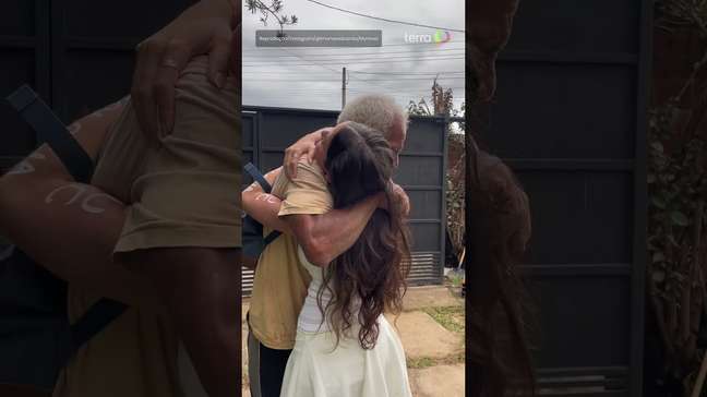 Pedreiro se emociona ao descobrir que filha foi aprovada em universidade #shorts