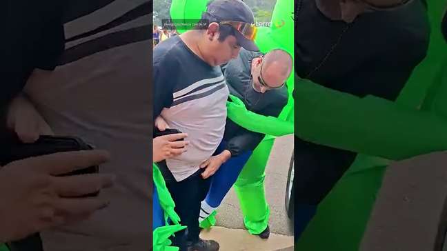 Policiais fantasiados de ETs prendem três por venda de bebida adulterada no Bloco de Ivete #shorts