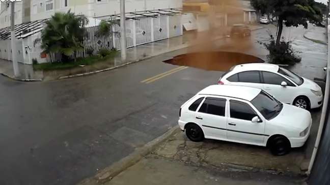Vídeo mostra o momento em que cratera se abriu em rua de São José dos Campos (SP)