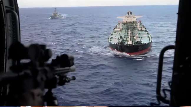 EUA divulgam vídeo de interceptação de petroleiro no Oceano Índico após fuga e perseguição