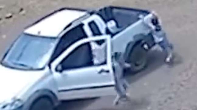 Vídeo mostra crianças pulando de carro em movimento após soltarem freio de mão no Paraná