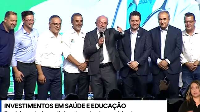 Lula posa para foto ao lado de prefeitos do PL e brinca: ‘Presidente do partido vai bater neles’
